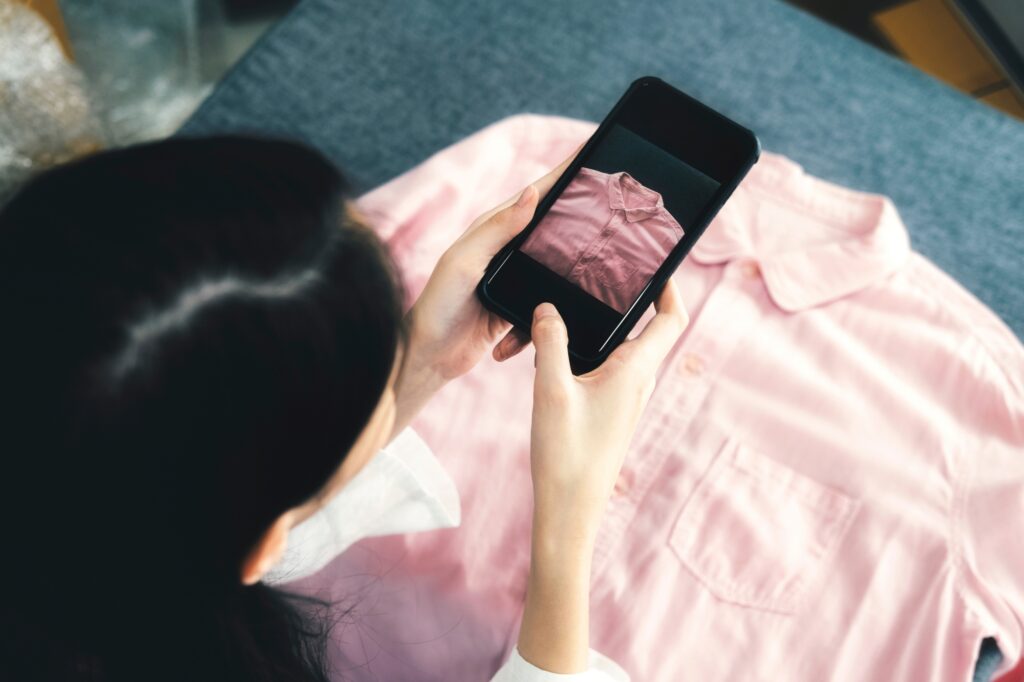 mujer haciendo una foto de producto de moda, camisa