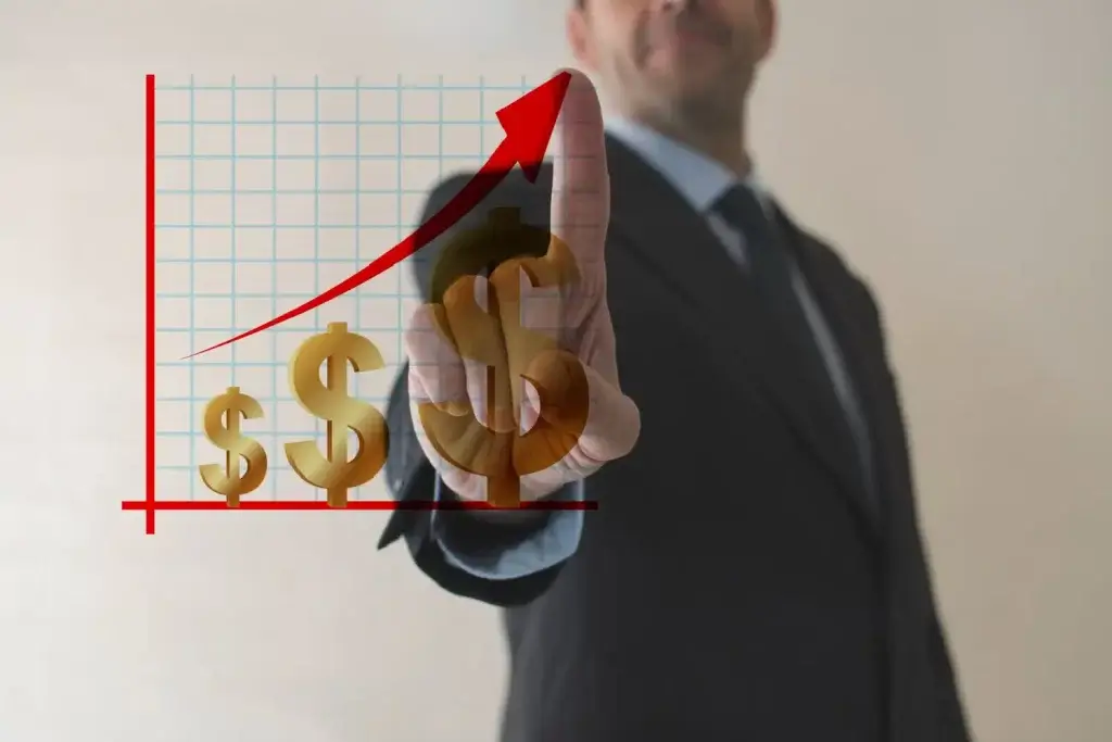 Hombre señalando gráficos de ganancias positivas, que representan un aumento en las ventas de ecommerce.