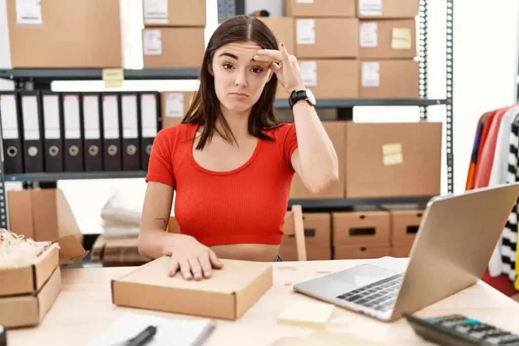 Mujer preocupada con el stock agotado de productos