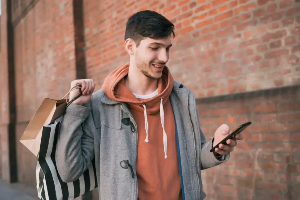 hombre comprando en un calendario ecommerce electrónico datos importantes