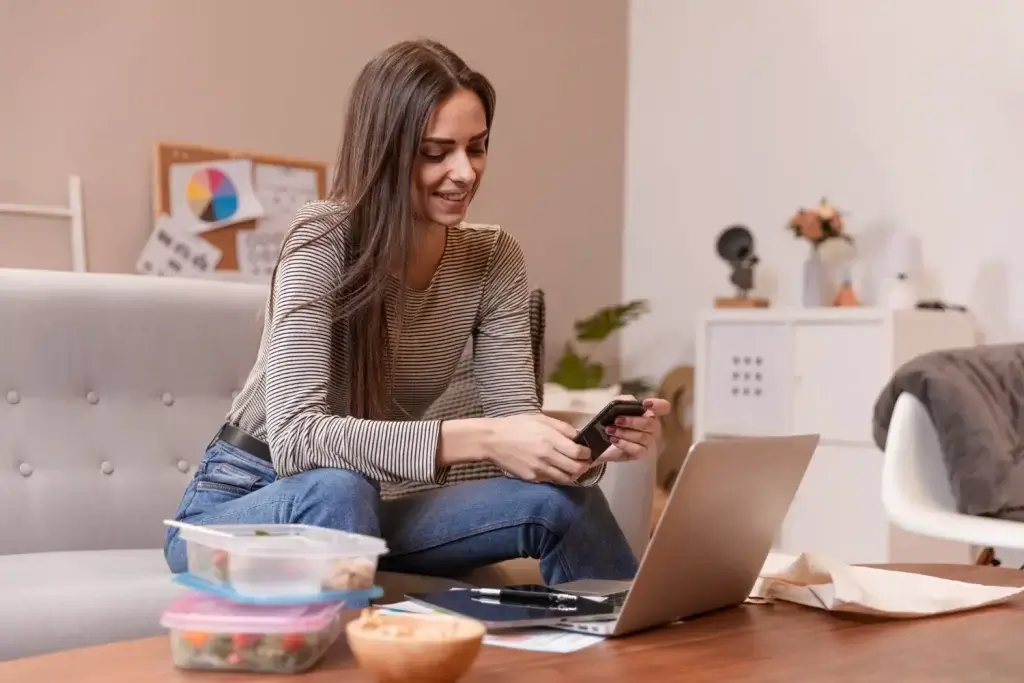 Mujer preparándose para comprar online gracias a una buena descripción del producto